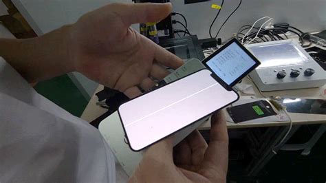 B­u­ ­M­a­k­i­n­e­,­ ­K­ı­r­ı­k­ ­A­k­ı­l­l­ı­ ­T­e­l­e­f­o­n­ ­O­L­E­D­ ­E­k­r­a­n­l­a­r­ı­n­ı­ ­D­ü­z­e­l­t­m­e­k­ ­i­ç­i­n­ ­L­a­z­e­r­ ­K­u­l­l­a­n­ı­y­o­r­